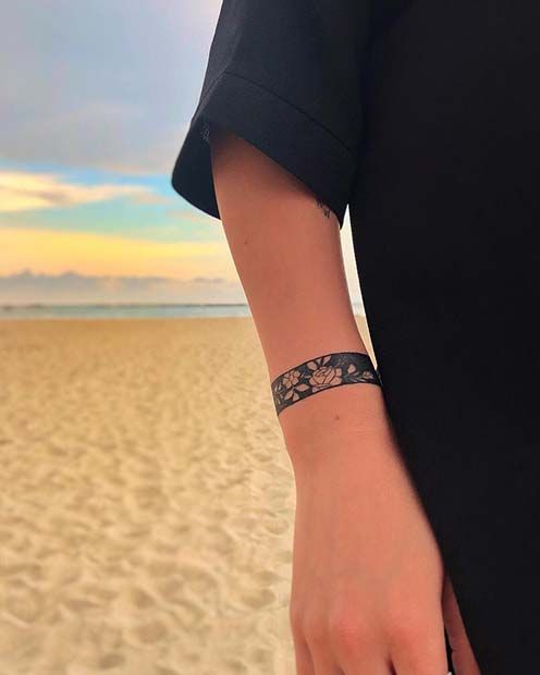 21 Bracelet Tattoo Ideas That Look Like Jewelry | Tatouage bracelet femme,  Tatouage bracelet, Tatouage