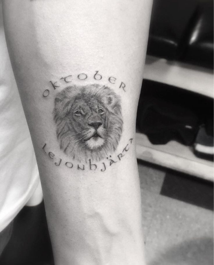 Drake Honors Brand, Favorite Month with “Oktober” Lion Tattoo- PopStarTats