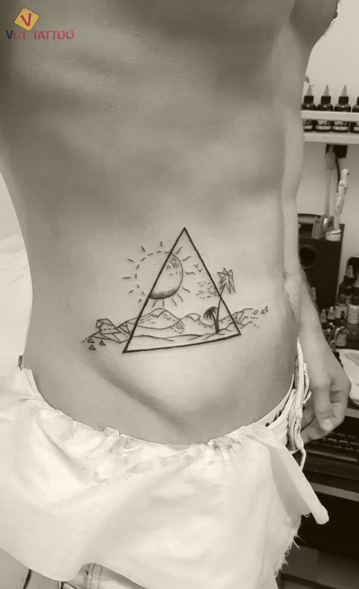 קעקוע משולש וחוף, מאת ויזי קעקועים בירושלים. Vizi Tattoo & Piercing  Jerusalem. 054-6964123.