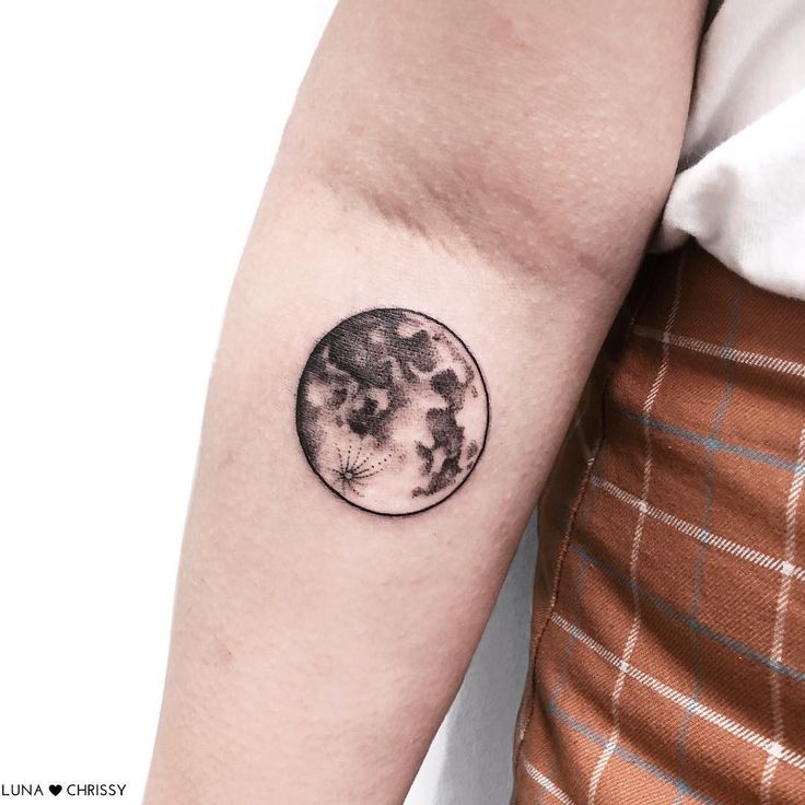 𝐋 𝐔 𝐍 𝐀 🩸 on Instagram: "Dotwork moon tattoo for the lovely @tacoviv.  Thank you