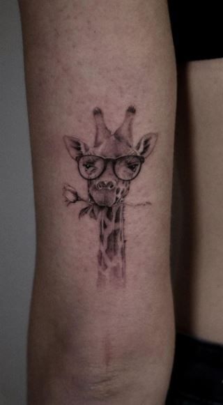 95 Unique Giraffe Tattoos, Ideas, & Meaning - Tattoo Me Now