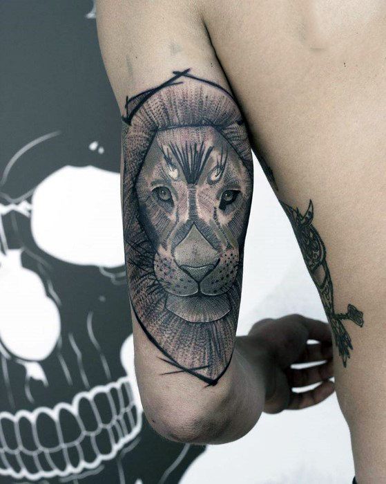 49 Splendid Tricep Tattoos for Men