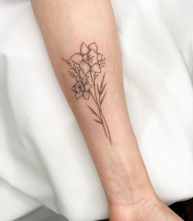 31 Beautiful Daffodil Tattoo Ideas for Men & Women in 2024 in 2025 | Daffodil  tattoo,