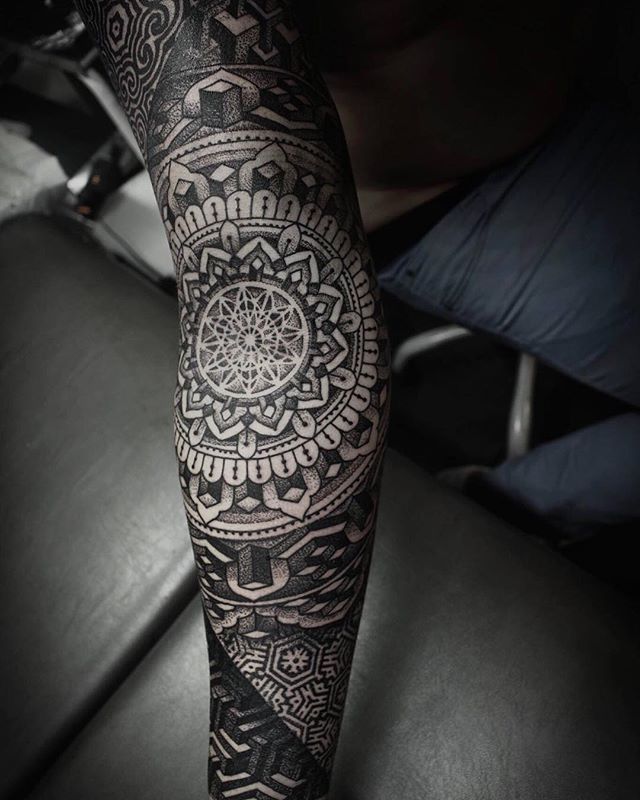 At @blackheartattoo #alexiscalvie #blackheartattoo #dot #dotwork #blackwork…