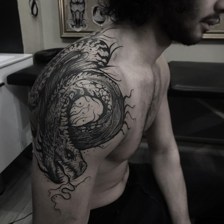 ⚰️𝕾𝖙𝖗𝖆𝖓𝖌𝖊 𝕯𝖚𝖘𝖙⚰️ on Instagram: “🌑Free Hand Jörmungandr !🌑 Done at @blackhorns_tattoo ! Thank you