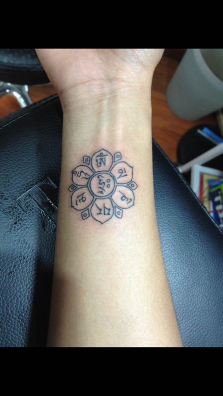Pin by Sofia Peña on tatuaje | Hand and finger tattoos, Discreet tattoos, Nepal tattoo