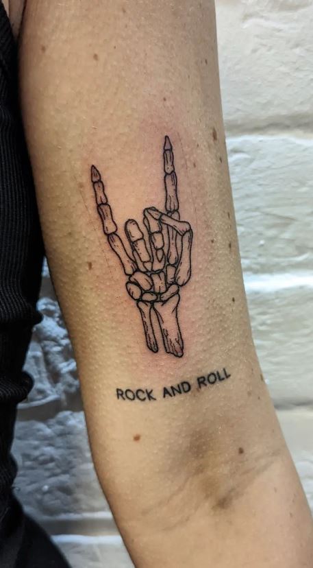 100+ Stunning Skeleton Hand Tattoos & Meanings - Tattoo Me Now | Tatuaje de  metal, Tatuajes rockeros, Tatuajes de rock