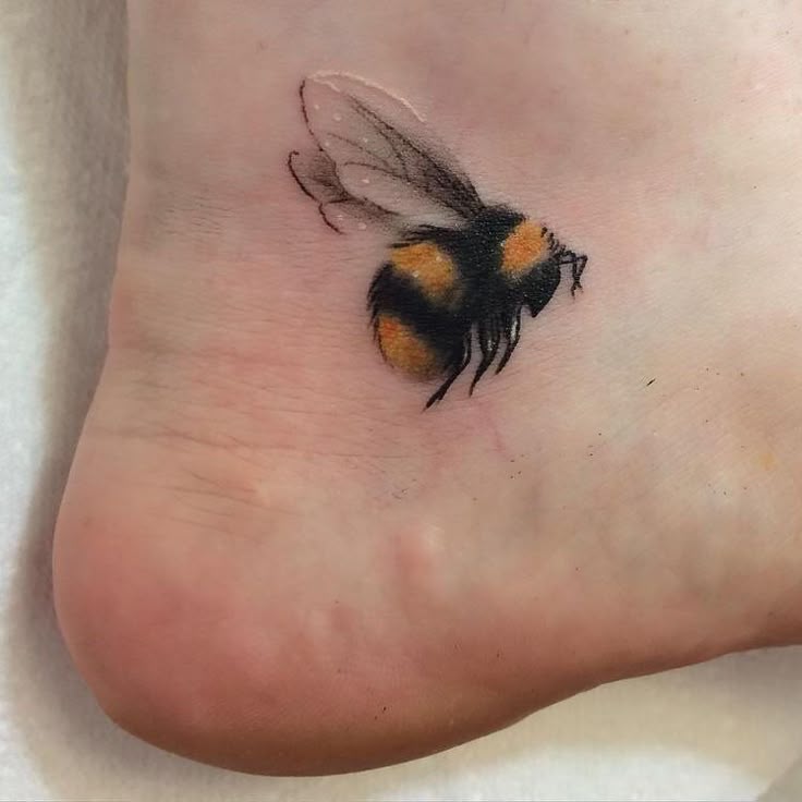 Best Bee Tattoo Ideas for Women - Beautiful Dawn Designs