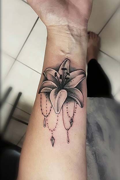 Pin by Torunn Larsen on tattoo | Lily tattoo, Lily tattoo design, Tattoos