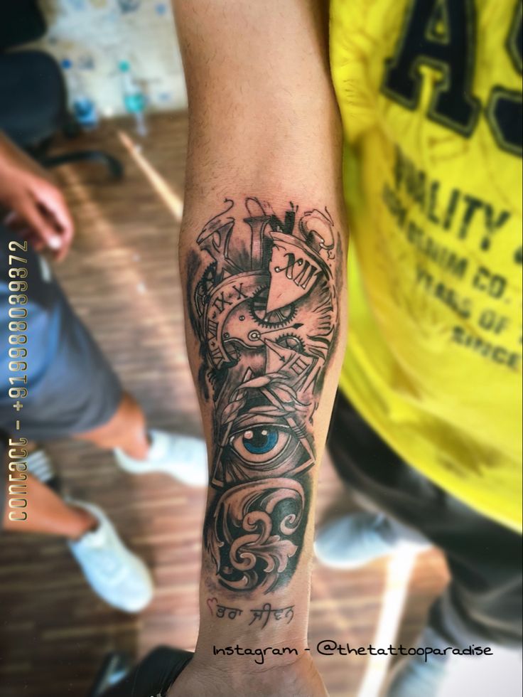 Custom tattoo 🔺⏱ illuminate and broken clock