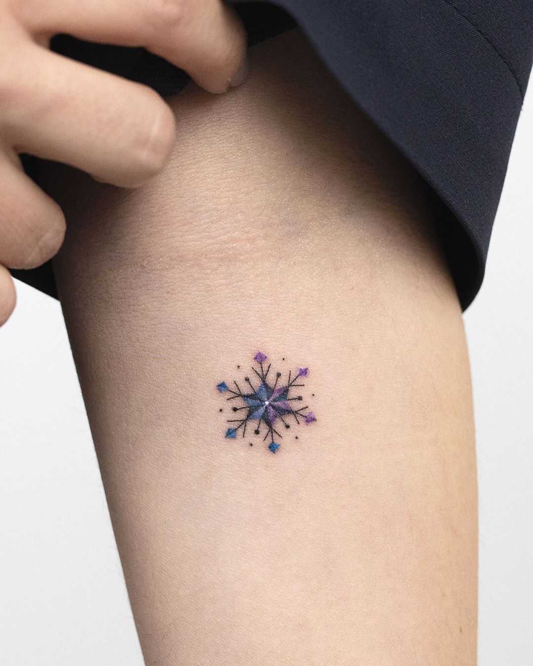 Tiny snowflake tattoo by Rey Jasper tattooed on the left forearm | Ideen  für tattoos, Tattoo einfach, Tattoo ideen klein