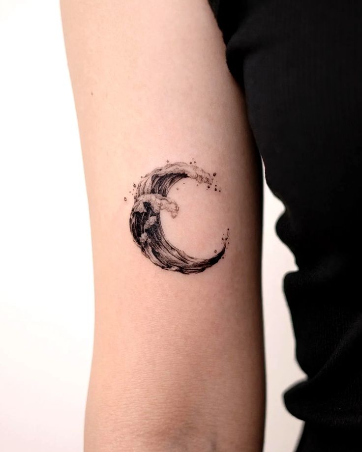 19 Striking Crescent Moon Tattoo Ideas to Inspire You