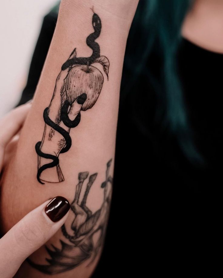 𝐦𝐨𝐦𝐨 🔮 on Instagram: ““forbidden fruit” 🖤🍎 thank you so much to  @ink.carolw for