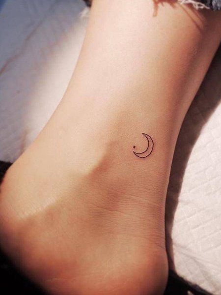 20 Dreamy Moon Tattoo Designs & Meaning