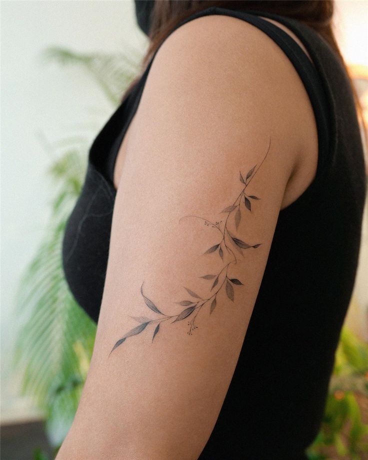 30 Simple Leaf Tattoo Ideas for Women