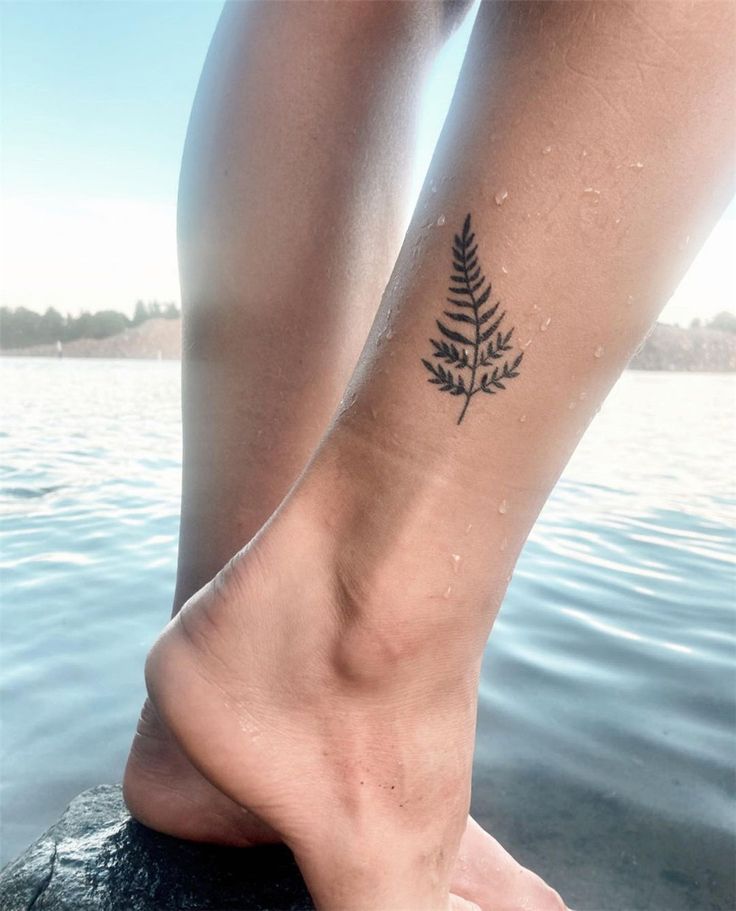 30 Simple Leaf Tattoo Ideas for Women