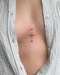 Tatoueuse minimaliste/fineline situé dans la ville de Québec 🌺 #tattoo  #tattoos #tattooist #tatouagefemme #minimalism #minimalistic  #minimalisttattoo #tatouagefleur #tattooist #fineline #fineliner  #finelinetattoo #finelinetattoos #finelineart ...