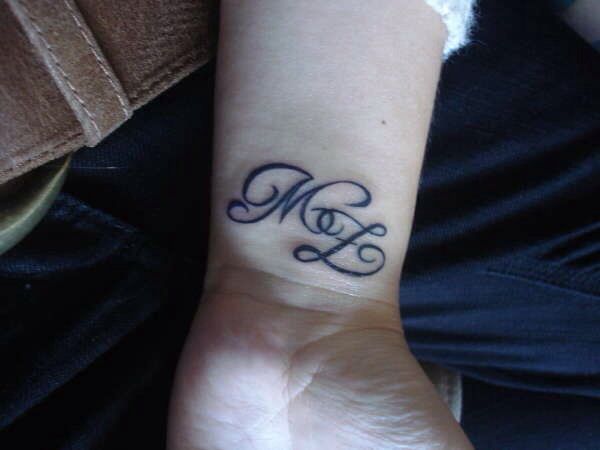 Tatouage, Tatouage initial, Tatouage initiale poignet
