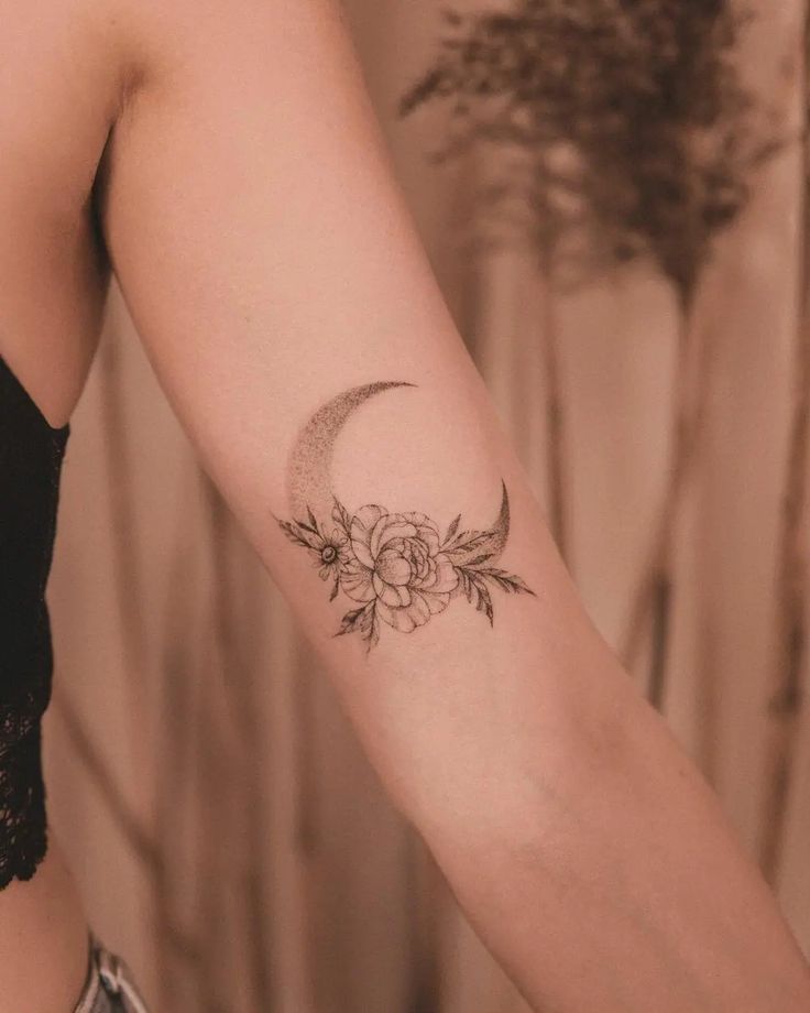 22+ Amazing Crescent Moon Tattoos For 2024!