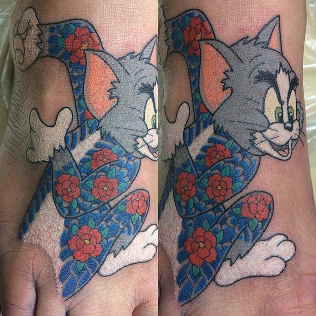 Wow check out this awesome #tomandjerry #cartoon #customcolor #foot #tattoo  done by @yozin_irezumi - #トムとジェリー #二重彫り#青梅 arigatou gozaimasu