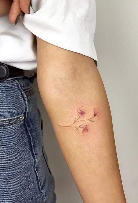 Tatuagem de flores delicadas