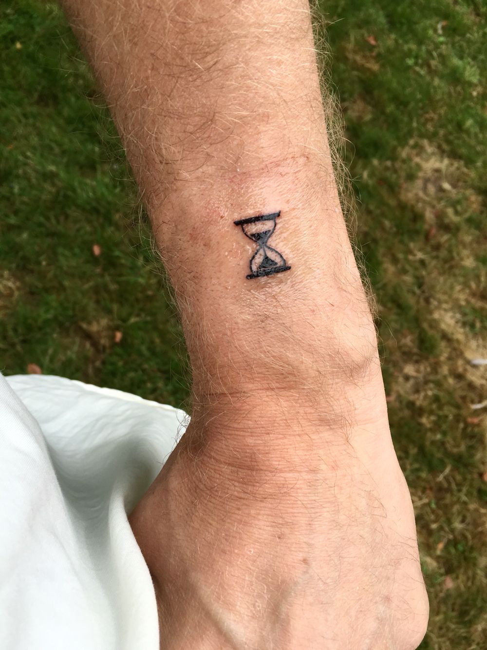 Discover 9 Hourglass Finger Tattoo ideas on this Pinterest board | small  tattoos, hourglass tattoo, tattoos and more