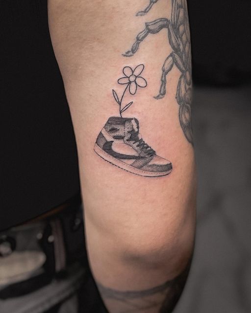 𝕬𝖑𝖆𝖓 𝖀𝖑𝖑𝖔𝖆 on Instagram: "Jordan Travis Scott para @lameywey . . .  . . #tattoos #tattooed #tattooartist #tattooart #tattoolife #tattooing  #tattooist #tattooer #tattoogirl #tattoodesign #tattoostyle #tattooink  #blackworktattoo #blackworkers ...