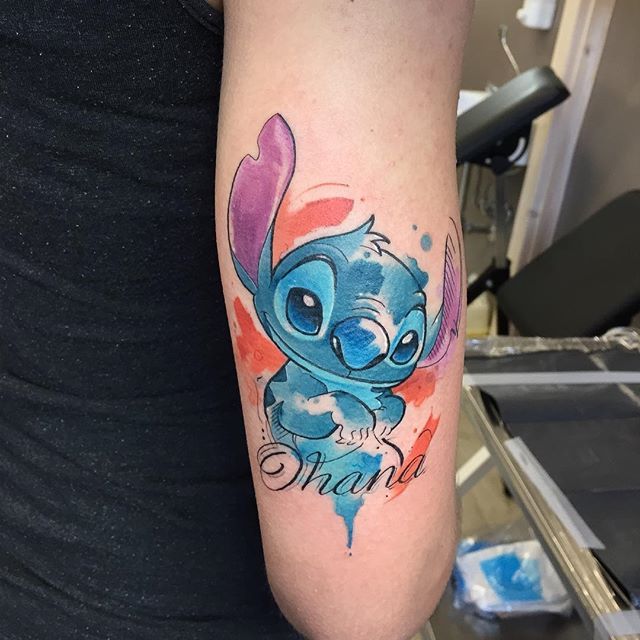 Ohana #Stitch #liloestitch #love#tatuatoriitaliani #tatuatore  #watercolortattoo #cartoon #disneytattooart #disn… | Disney tattoo ideen, Disney  tattoo,