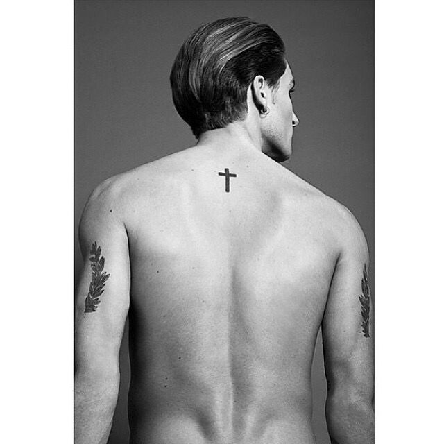 Pin by Leonardo Souza on Tatoo | Back tattoo, Small tattoos for guys, Back  cross tattoos