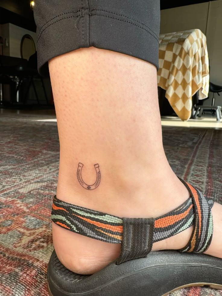 Fine Line horseshoe tattoo