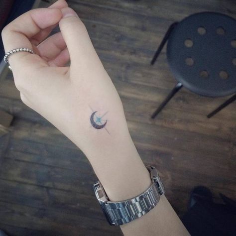 40 Hand Tattoo Designs: Making a Statement with Minimalism