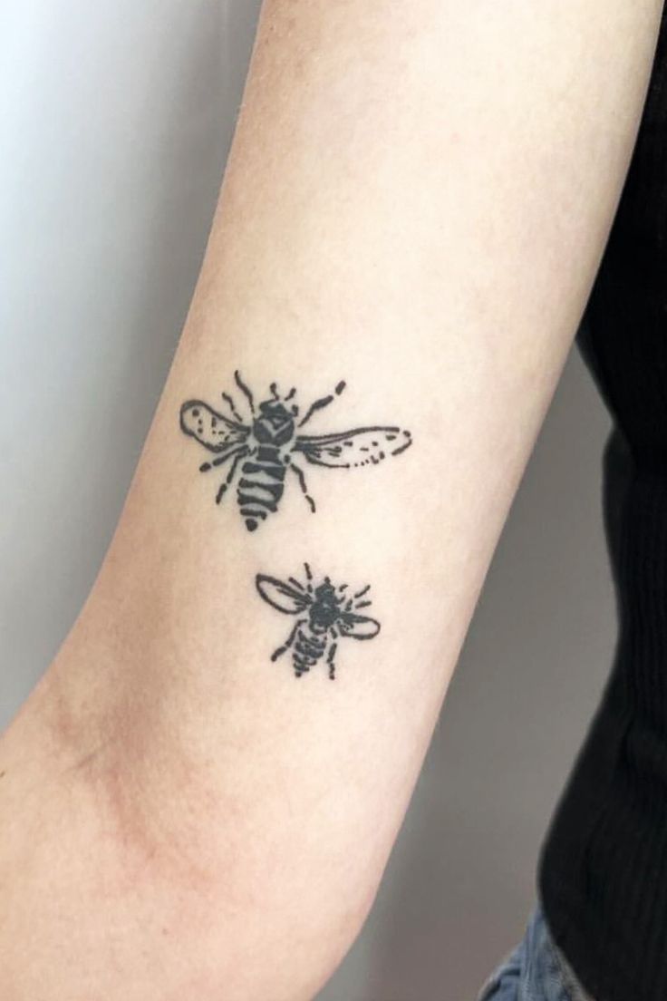 21 Cute Bee Tattoos