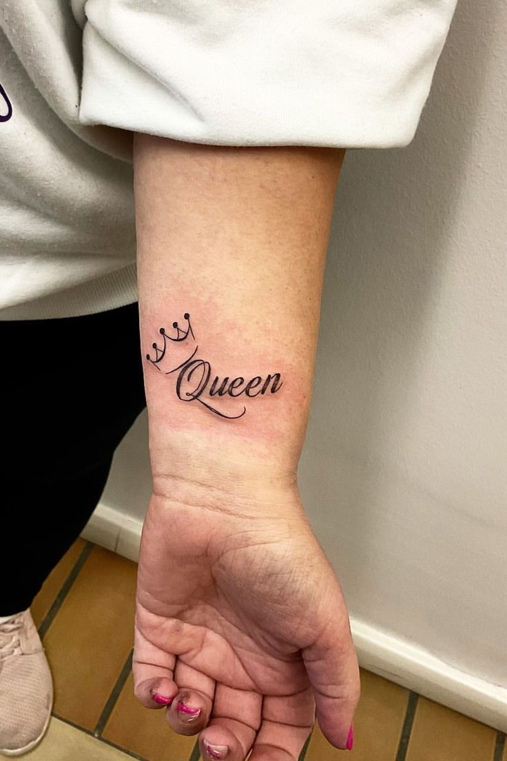 17 Best Queen Tattoos