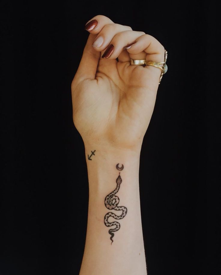 LUNA 🌜 on Instagram: "kundalini serpent ✧ #vegantattoo #snaketattoo #serpenttattoo #serpent #snake #finelinetatt… ในปี