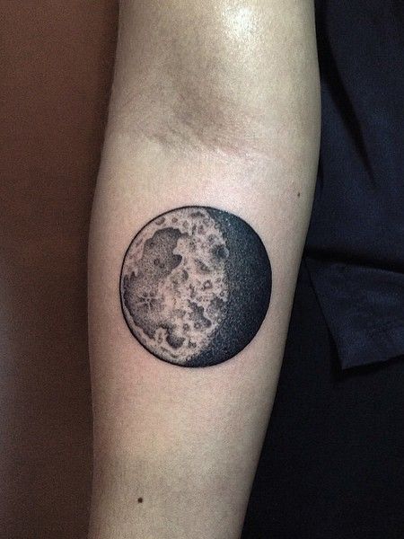 20 Dreamy Moon Tattoo Designs & Meaning