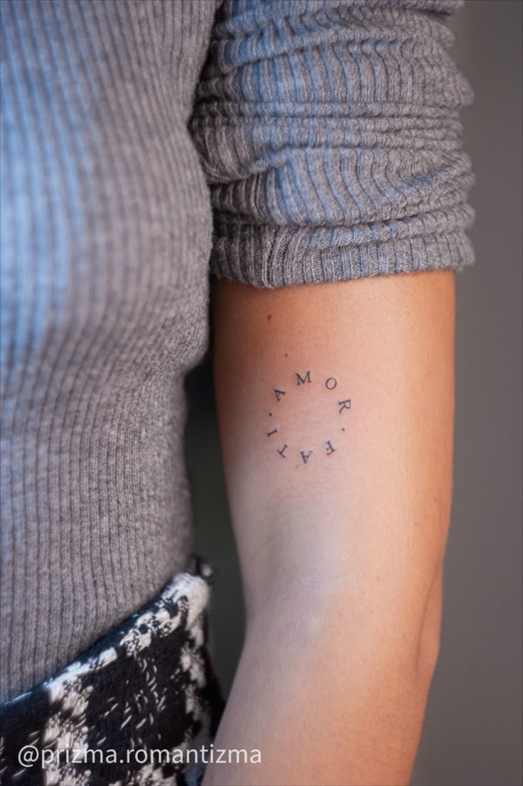 Amor Fati: Embracing Fate in a Circular Tattoo. mini tattoo. Тату надпись в виде круга Tattoo inspo