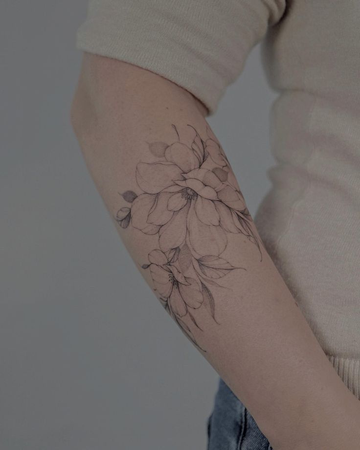 38 Lovely Magnolia Tattoo Ideas to Inspire You in 2024