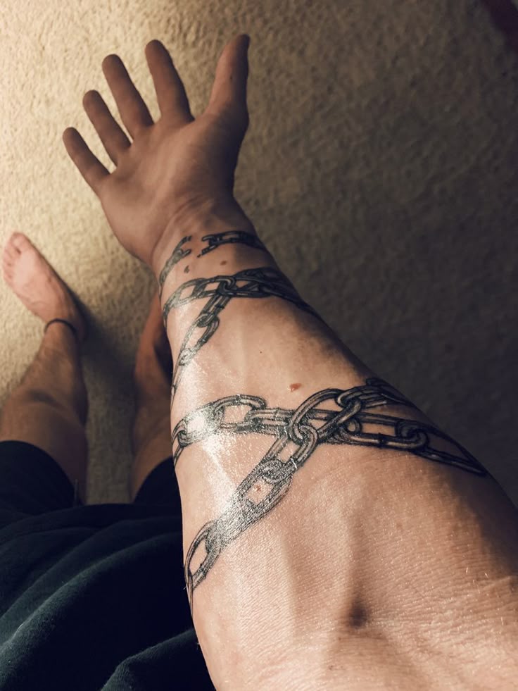 Men's Chain Tattoo