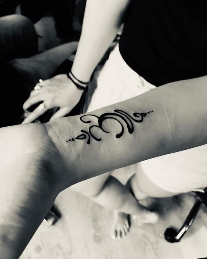 Breathe" This ancient Sanskrit symbol is a beautiful reminder to do what  comes naturally.It's the first thing we do when we c… | Tatuaggio karma,  Tatuaggi, Tatoo