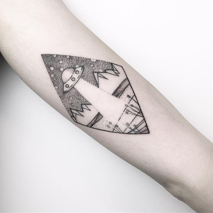 19 Alien Tattoo Ideas That Are Out Of This World!
