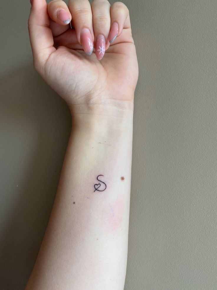 Pin by Ale Quinteros on Guardado rápido | Tiny tattoos for women, Initial  tattoo, Small hand tattoos
