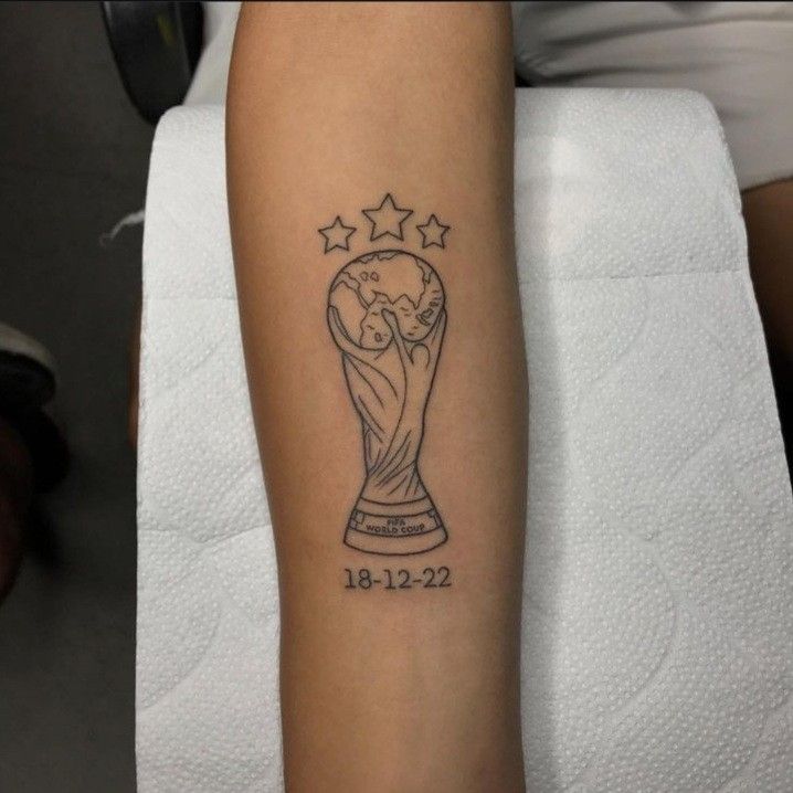 Pin de Malvi Oliveira en tatoo en 2025 | Tatuaje de messi, Tatuajes, Ideas  de tatuaje pequeño