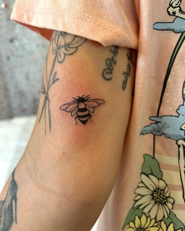 Stunning Honey Bee Tattoo Ideas to Buzz About