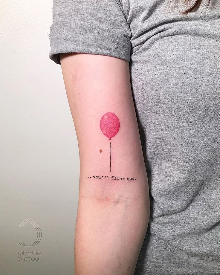 It, a coisa 🎈 #tattoobh #tatuagembh #tattoobalao #tattooit #ittattoo #redballoontattoo #balloontattoo #tattoo… | Pennywise tattoo, Cool